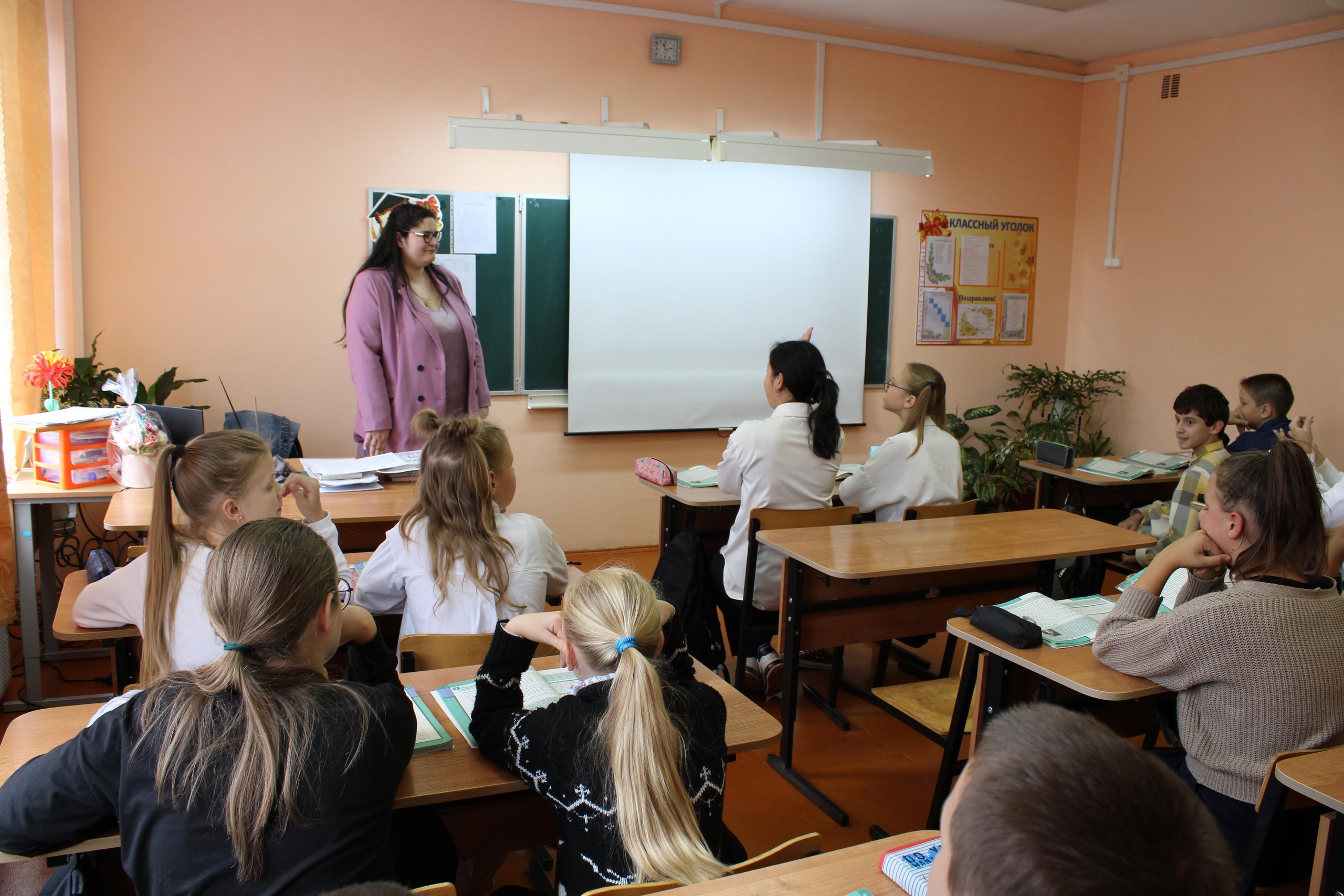  Сегодня в Мошенской школе в День Учителя прошел традиционный День самоуправления..